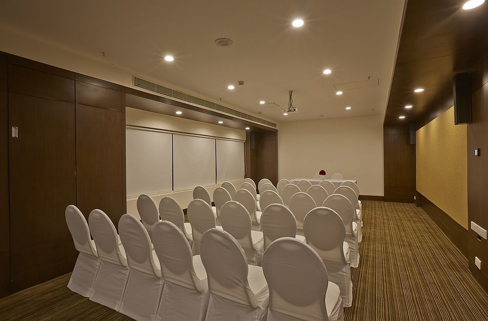 K10 Hotel Vadodara Exteriör bild